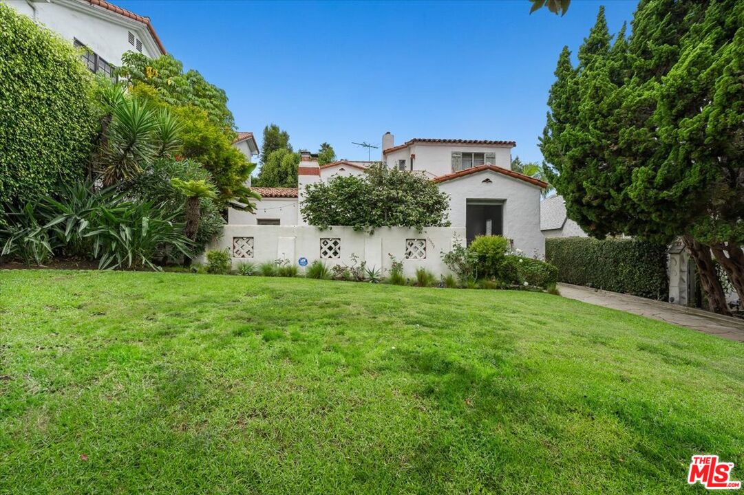 a view of a house with backyard and garden