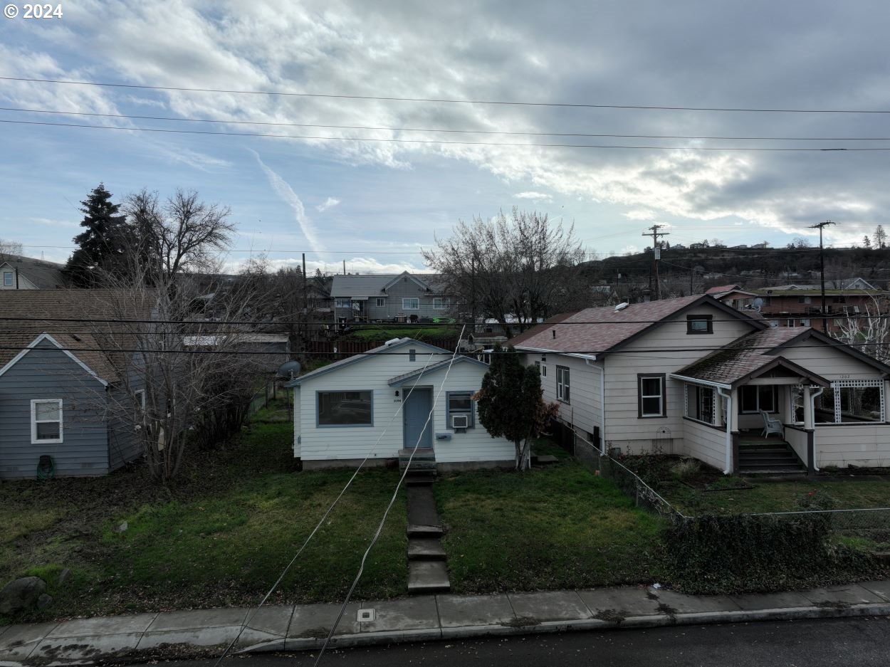 a view of house with garden