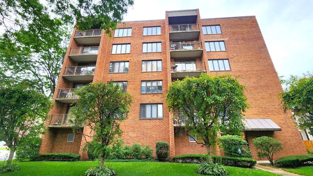 $359,000 | 1389 Perry Street, Unit 402 | Des Plaines