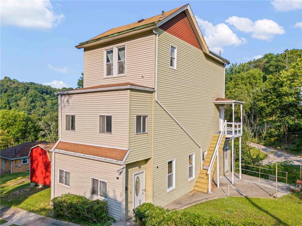 a view of a house with a yard