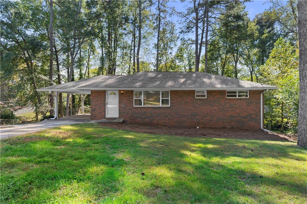 a view of a house with a yard