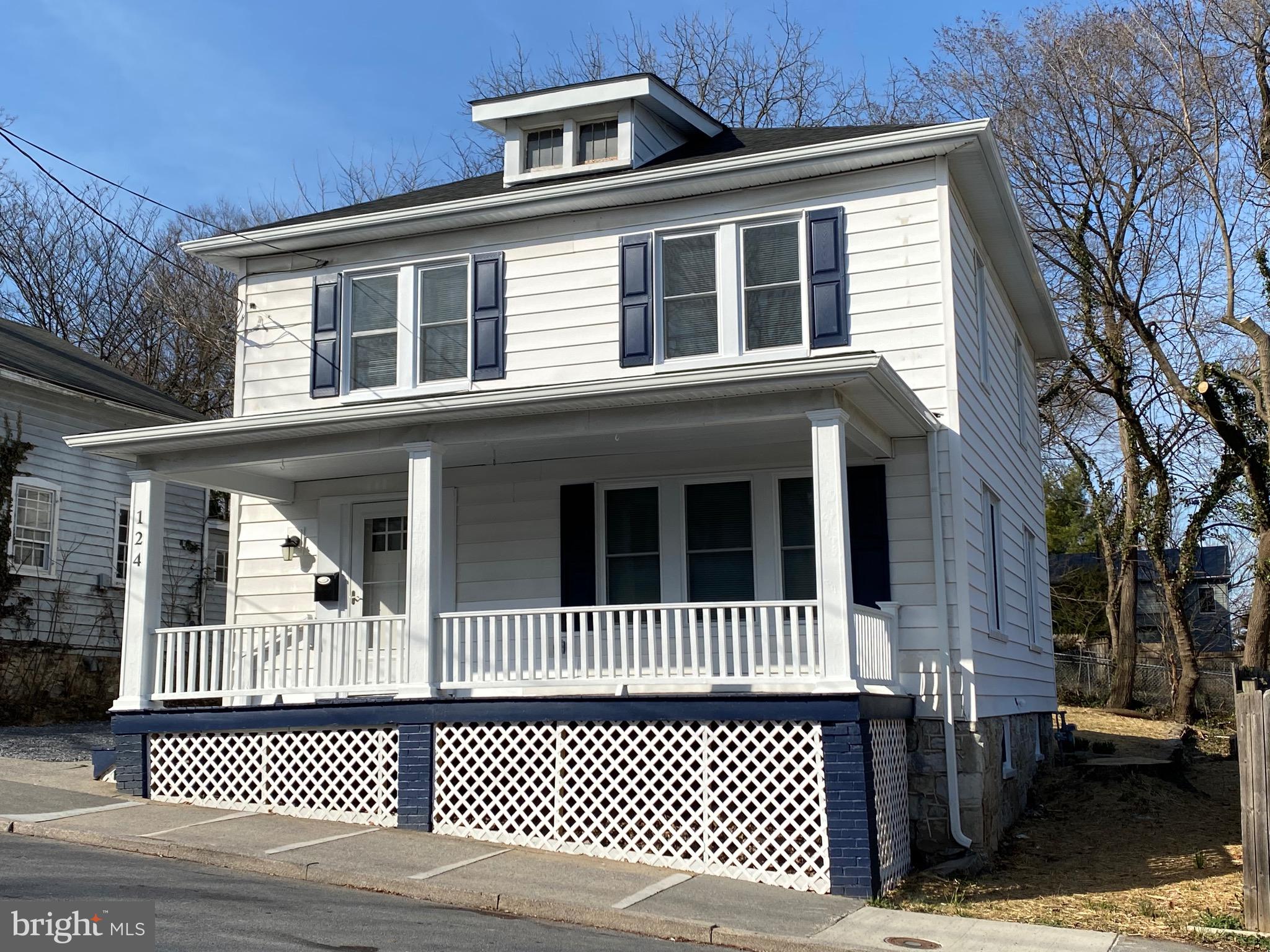 Charming Renovated 4-square close to Old town