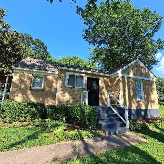 a view of a house with a yard