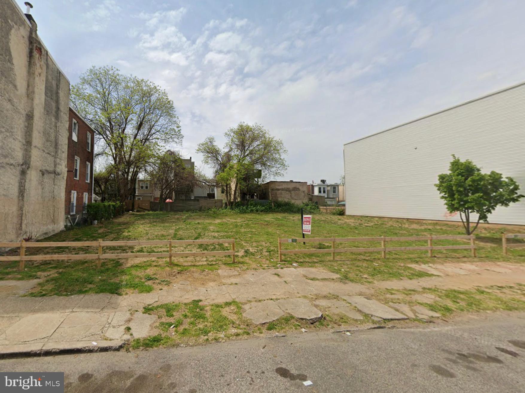 a view of a yard with an trees