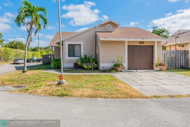 $452,000 | 901 Southwest 109th Avenue | Pembroke Lakes South