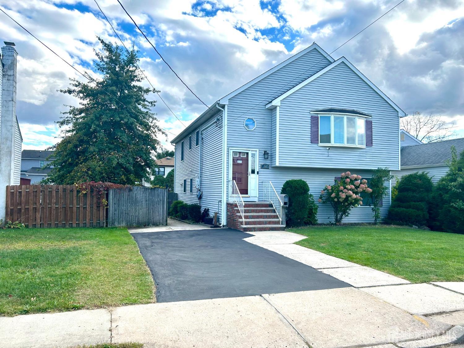 a view of a house with backyard and garden