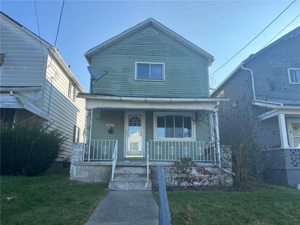 a view of front of a house with a yard