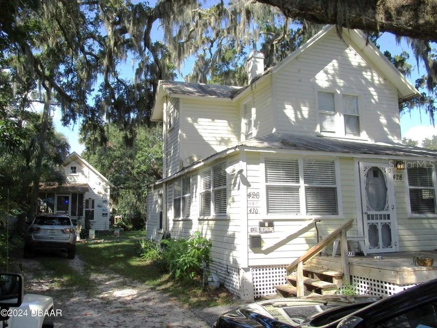 a view of a house with a yard