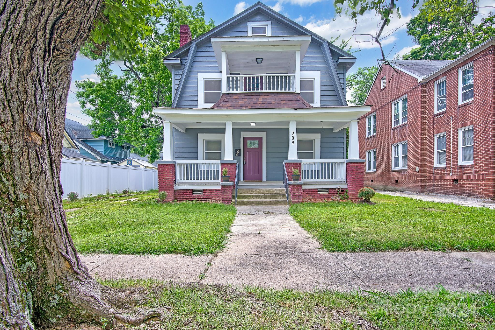 a view of a yard in front of house