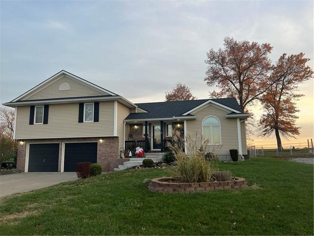 $360,000 | 112 Southwest 95 Road | Warrensburg Township - Johnson County