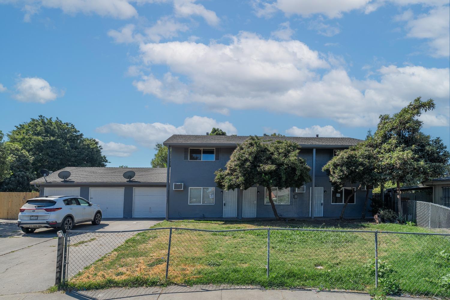 a view of a house with backyard