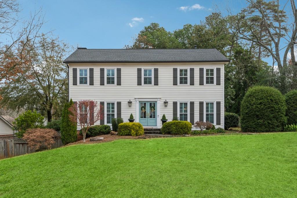 a view of a house with backyard and garden