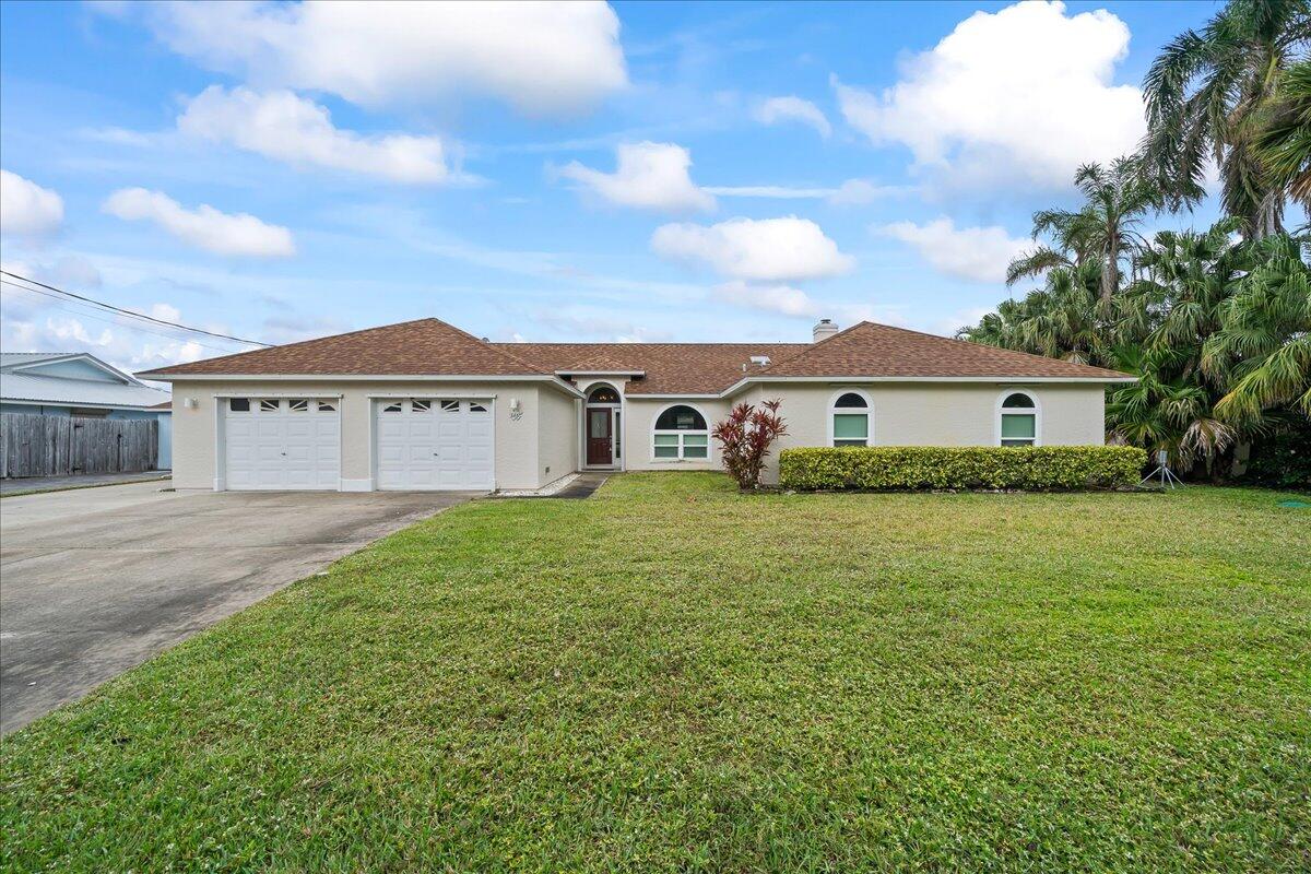 a view of a house with a yard