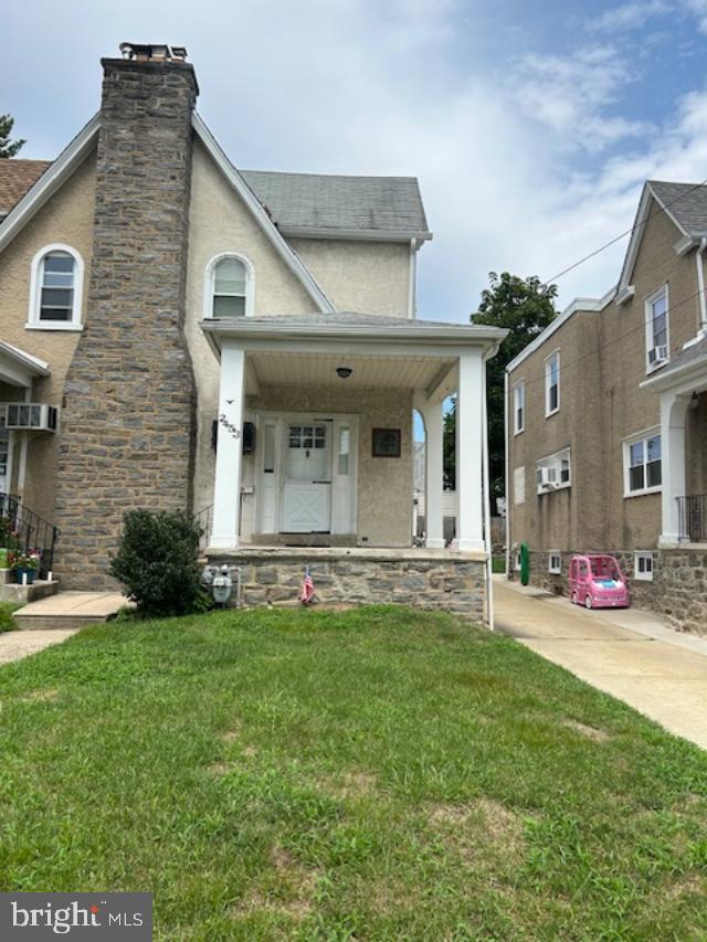 a view of a house with back yard