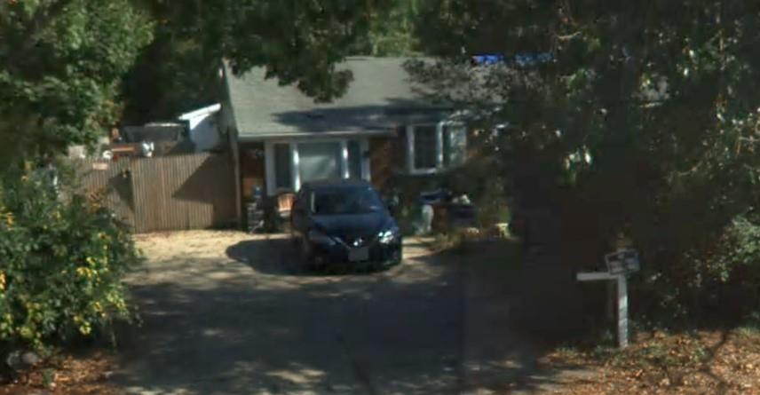 a view of a house with backyard