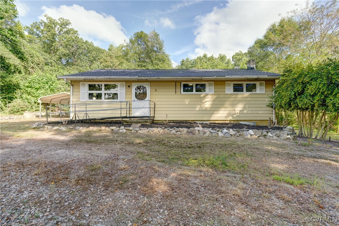 a view of a house with a yard