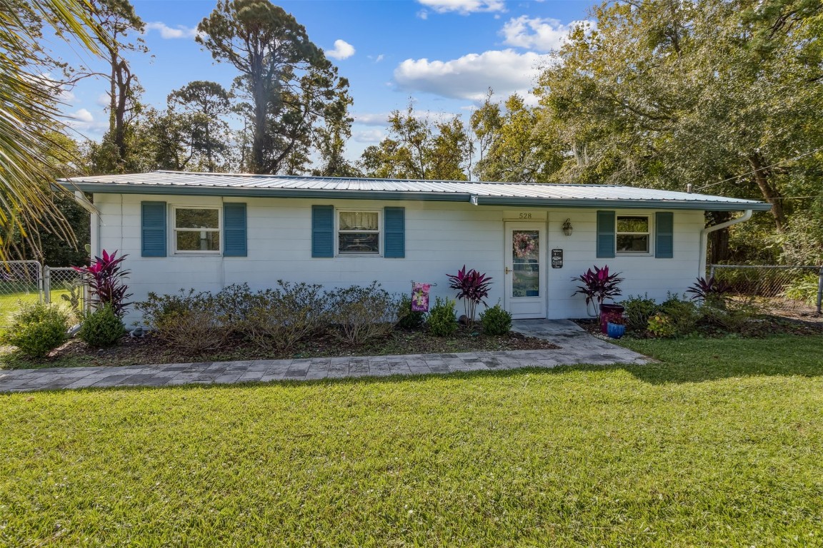 528 Sunset Rd welcomes you with cute curb appeal!