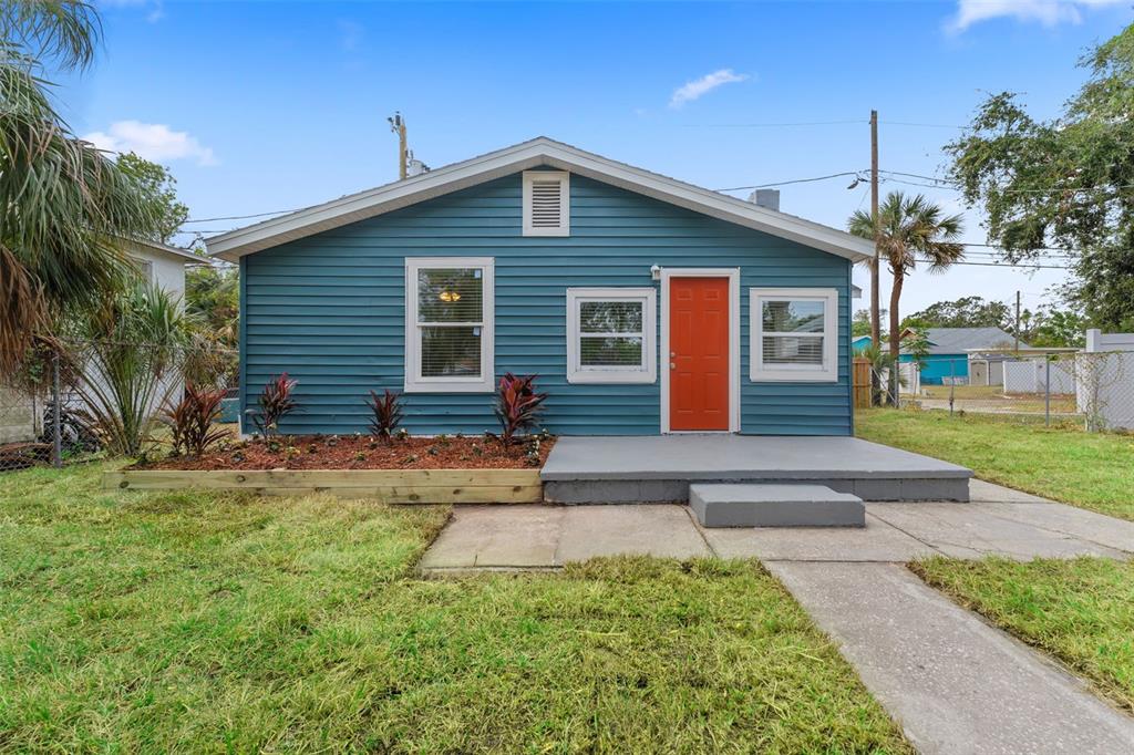 a front view of house with yard