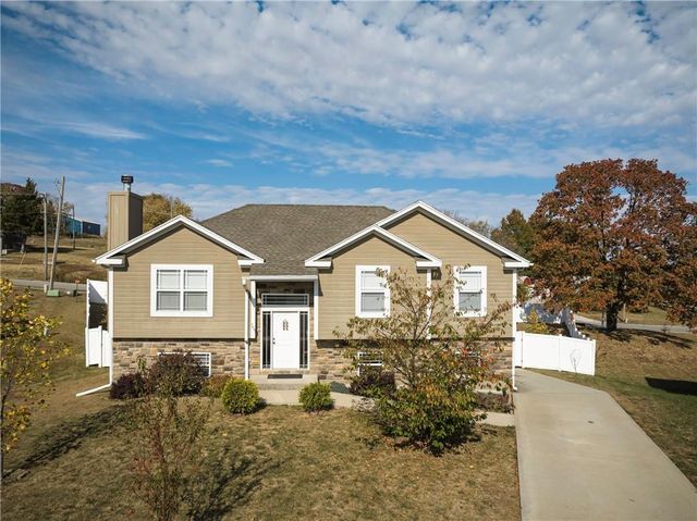 $325,000 | 445 Redbud Court | Warrensburg