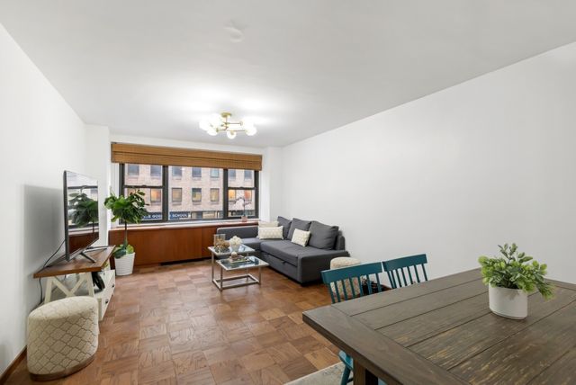 $3,495 | 305 East 40th Street, Unit 3F | Murray Hill