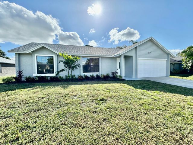 $394,900 | 482 Southwest Lucero Drive | Swan Park