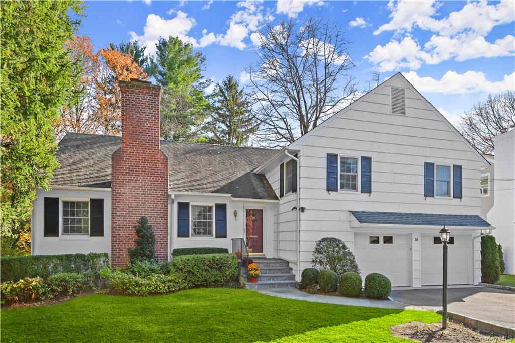 a view of a yard in front of a house