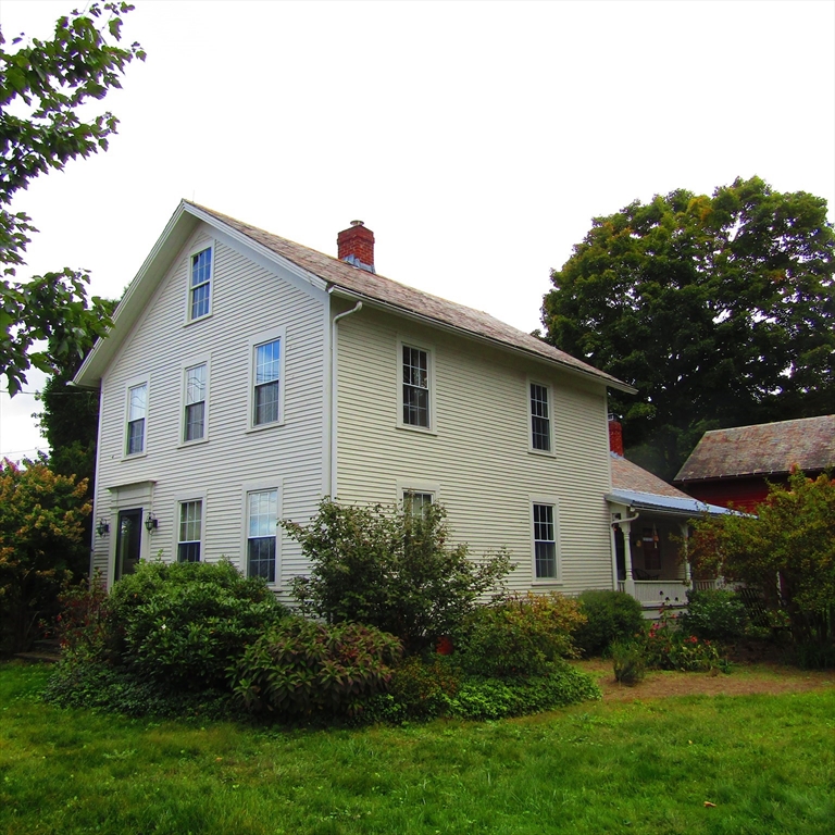 a view of a house with backyard