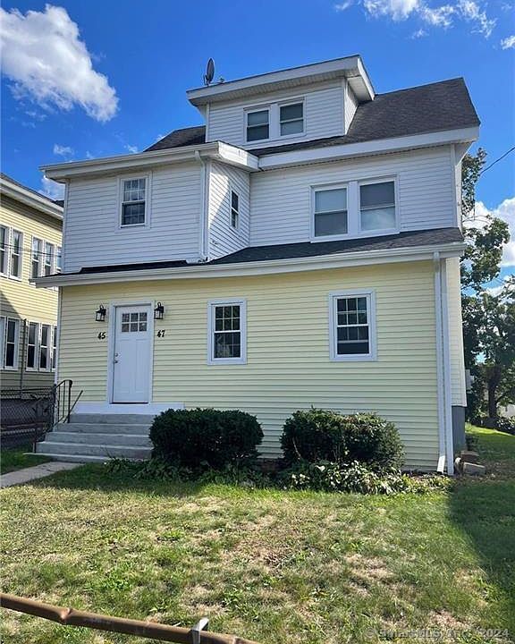 a view of a house with a yard