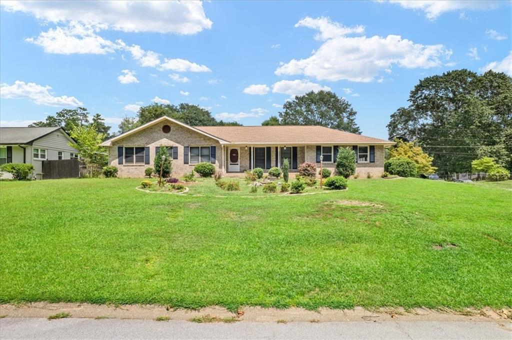 a view of a house with a yard