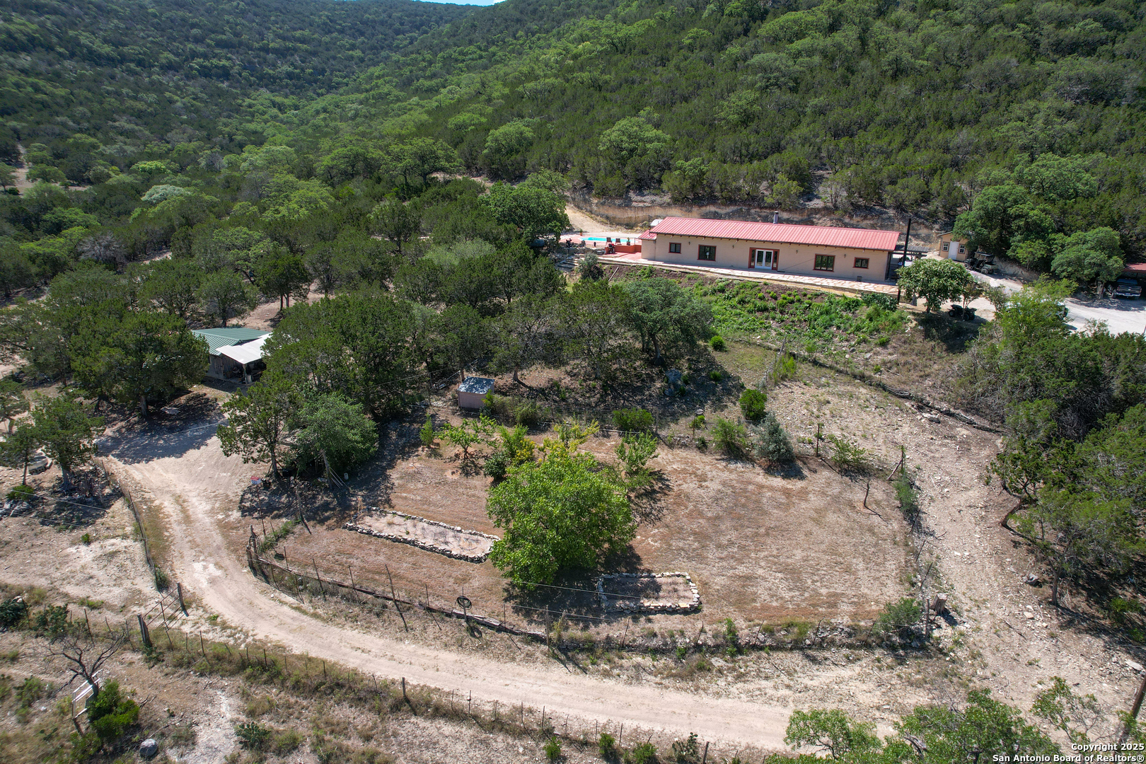 a view of a back yard