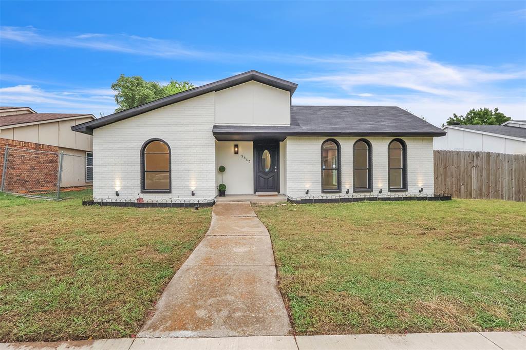 View of front of house featuring a front yard