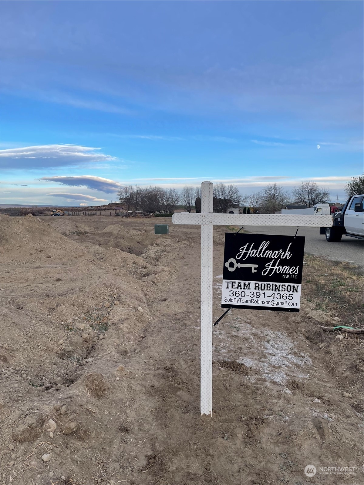 a view of a sign board in the yard