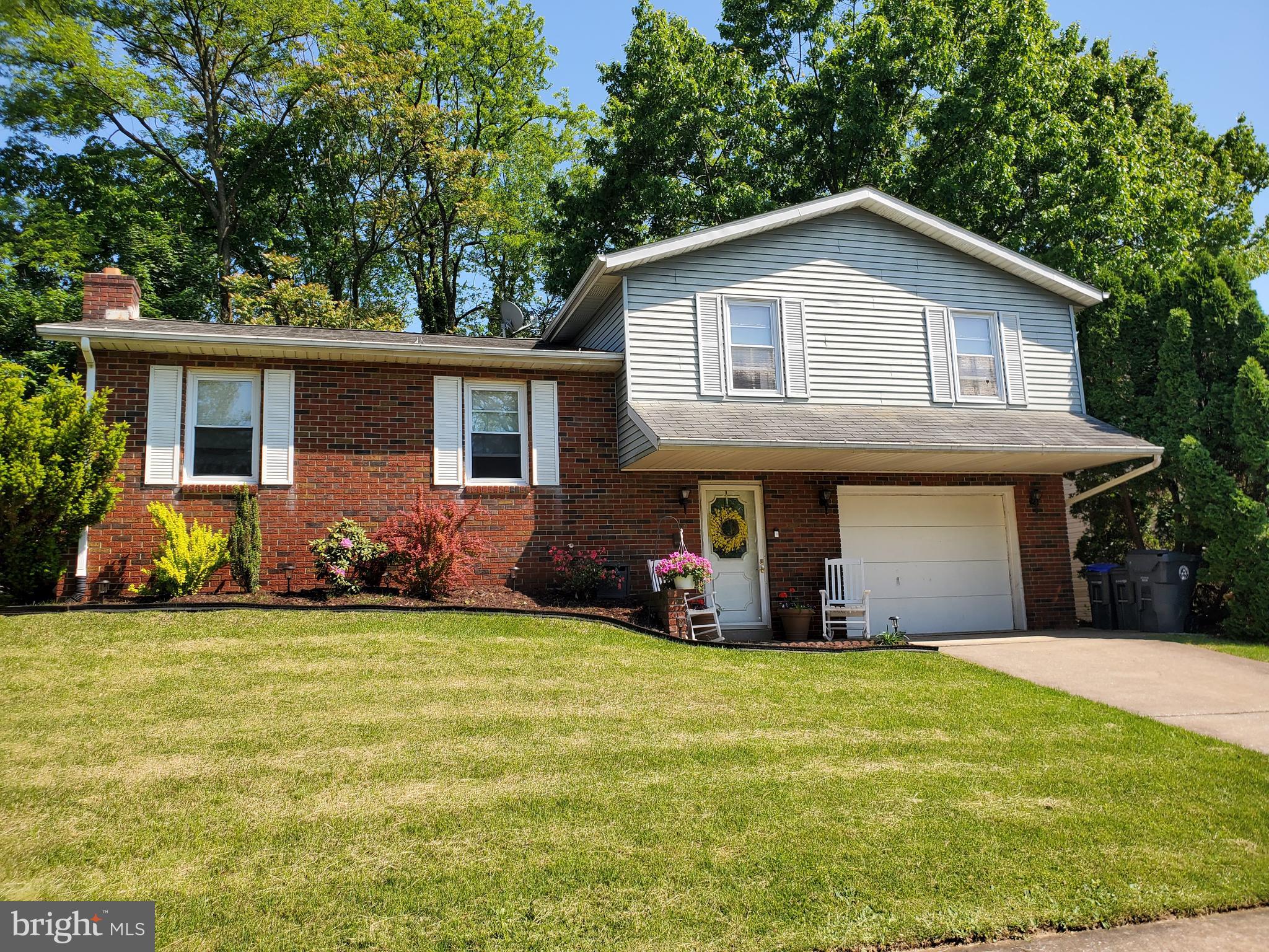 a view of a house with backyard and garden