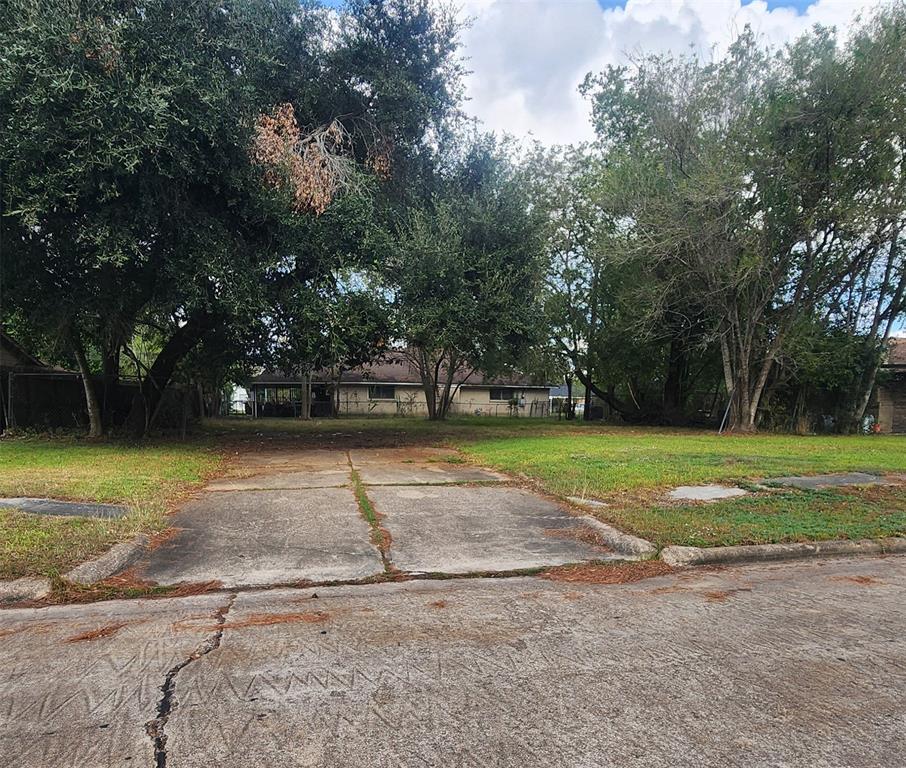 a view of a yard with basketball court