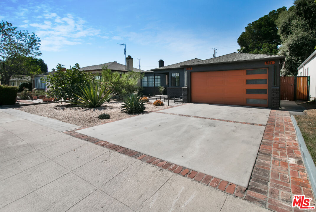 a view of a house with entertaining space