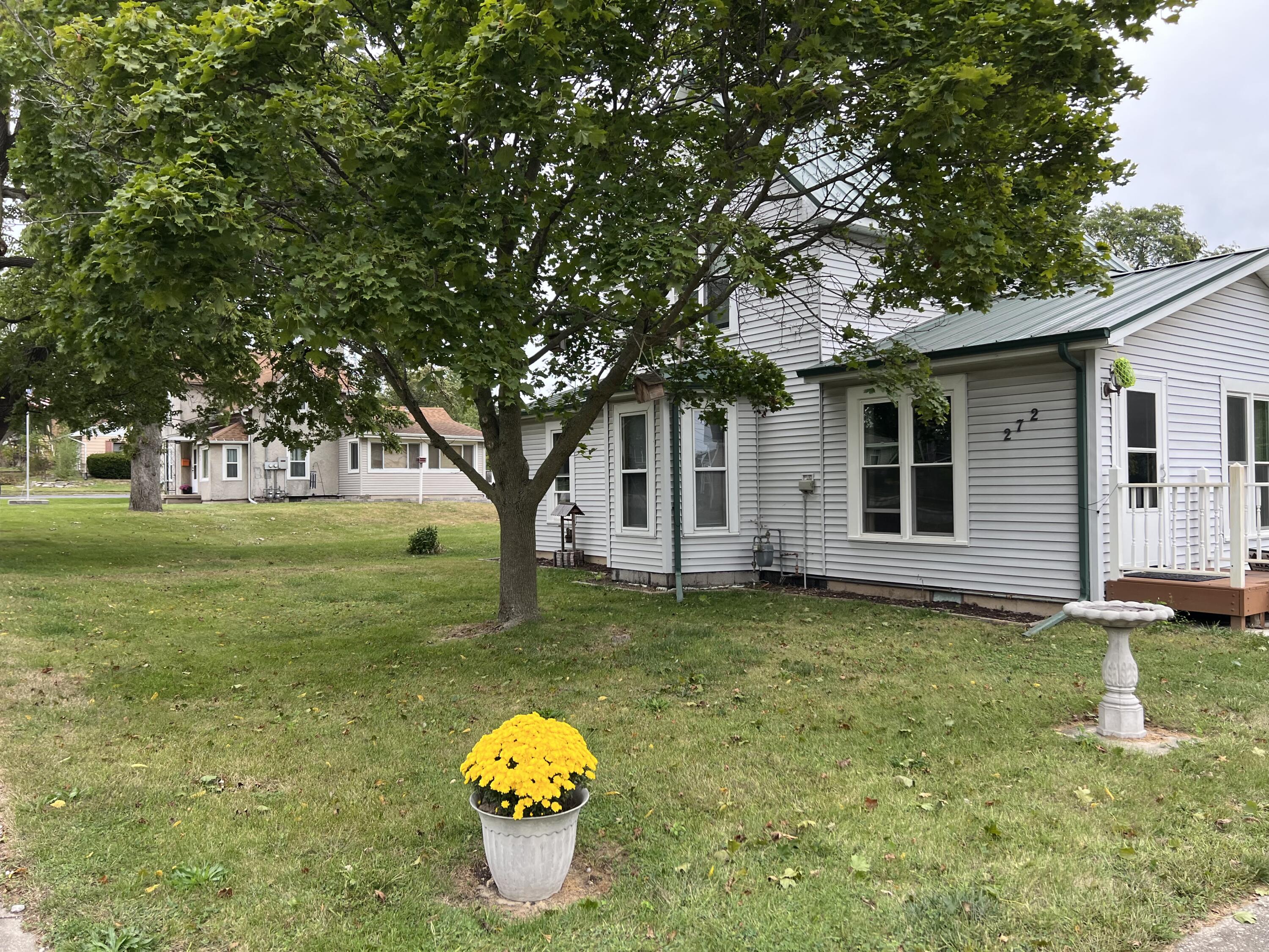 a view of a house with a backyard