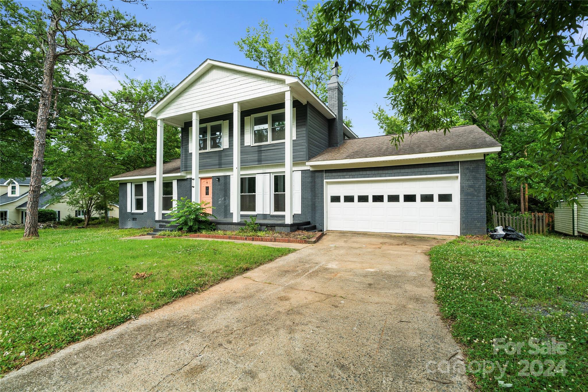 a view of a house with a yard