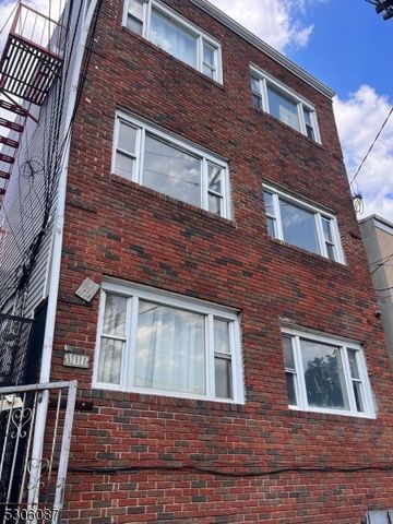 $1,950 | 111 Pine Street, Unit 3 | Elizabeth Port