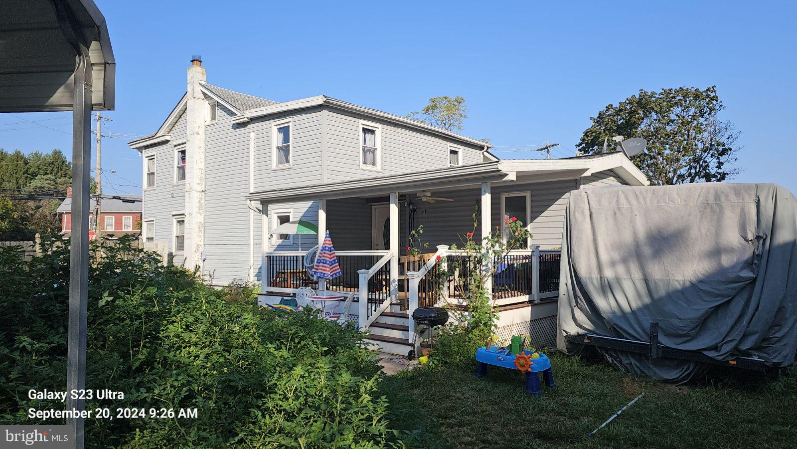 a view of a house with backyard