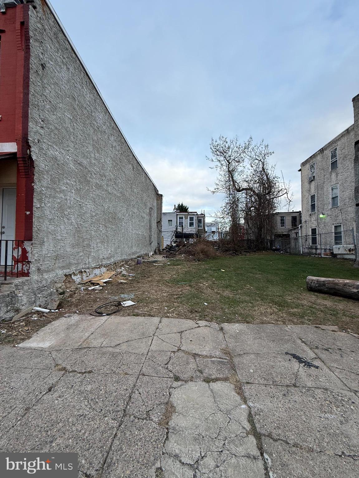 a view of a yard with brick wall