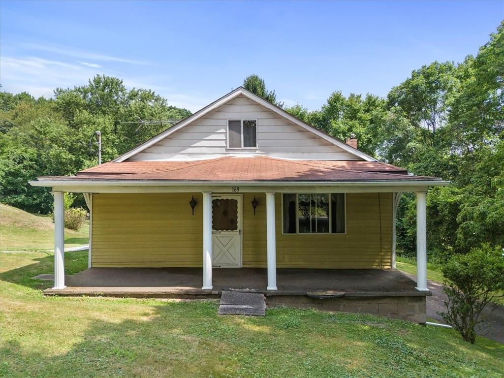 a view of front of a house with a yard