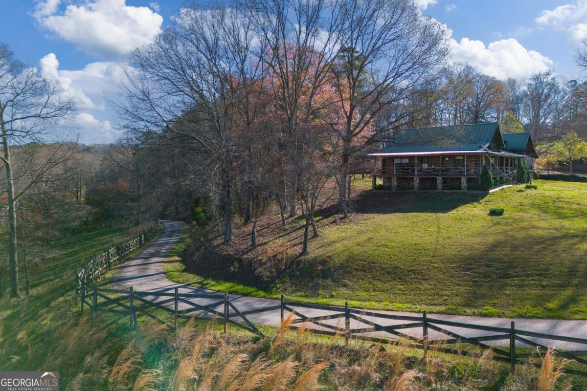 a view of a backyard