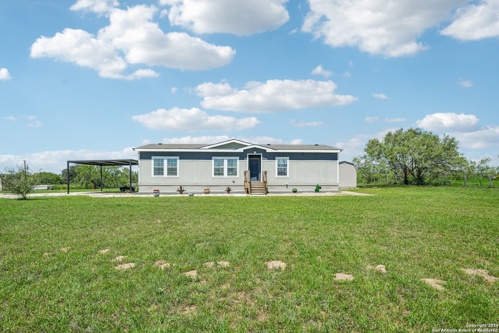 a view of a house with backyard and garden