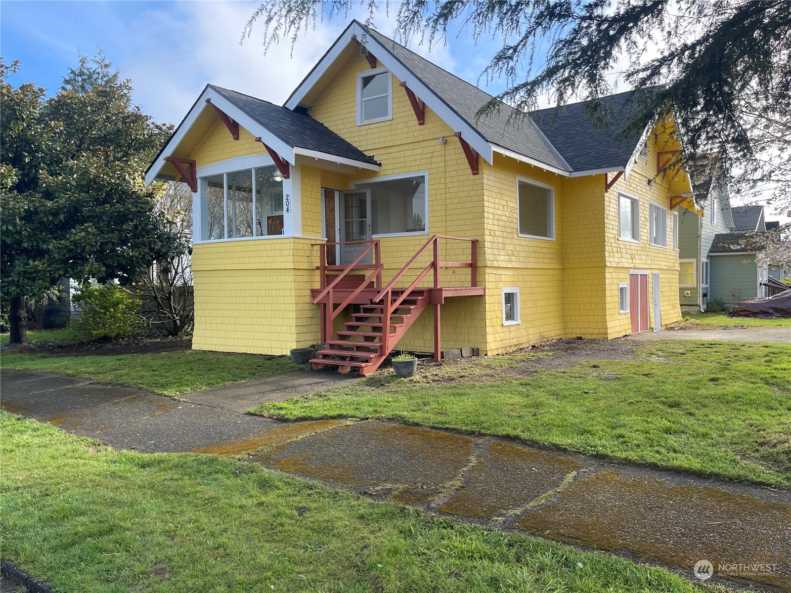 a view of a house with a yard