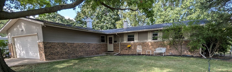 a view of a house with a yard