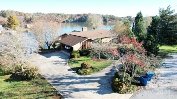 $1,250,000 | 121 48th Avenue Northeast | Hickory Township - Catawba County