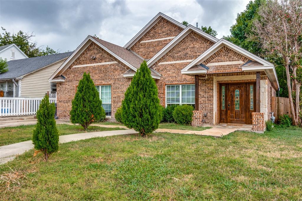 a view of a house with a yard and plants