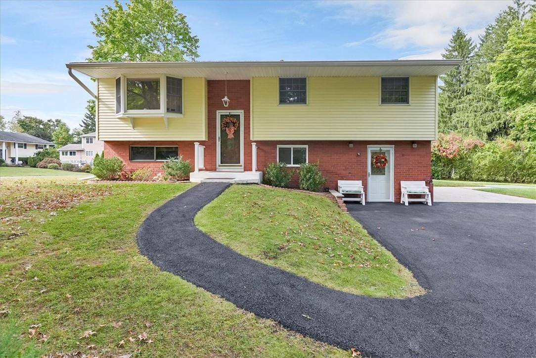 Bi-level home featuring a front yard