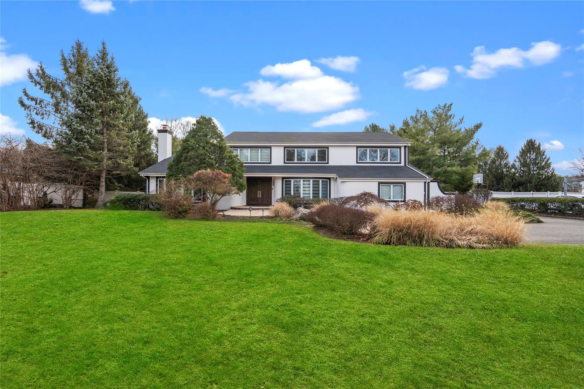 View of front property featuring a front yard