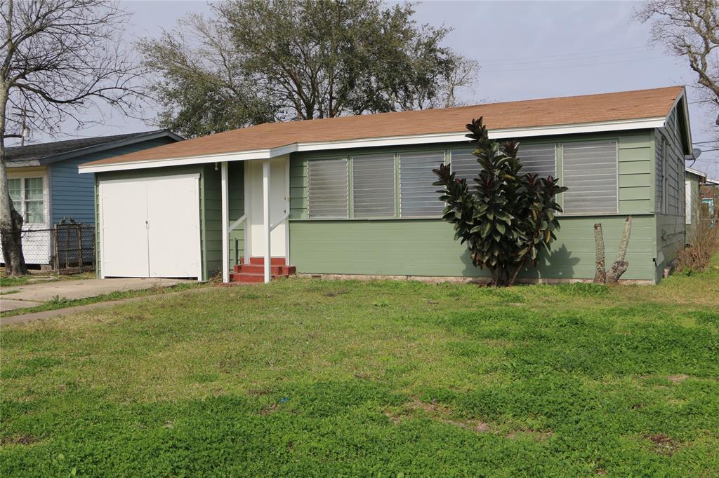 a view of a house with a yard and garage